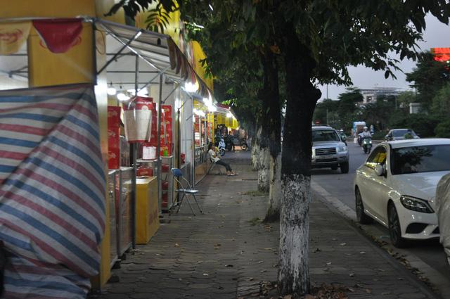 Hà Nội: Quầy bán bánh trung thu “mọc lên như nấm” dọc vỉa hè, sân chung cư - Ảnh 4. Hà Nội: Quầy bán bánh trung thu “mọc lên như nấm” dọc vỉa hè, sân chung cư - Ảnh 4.