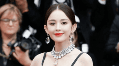 "Mỹ nữ Tân Cương" Cổ Lực Na Trát da trắng mịn, tươi trẻ dù đã 30 nhờ thói quen gây tranh cãi khi chăm sóc da