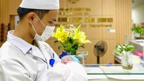 Bác sĩ hướng dẫn mẹ bầu F0, F1 cách theo dõi diễn biến bệnh nếu không mua được máy đo SpO2, nước súc miệng