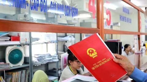 Bị chậm trễ cấp “sổ đỏ”, người dân có thể khiếu nại và khởi kiện ra tòa