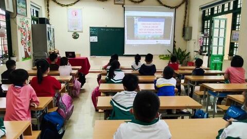 Vì sao tỉ lệ học sinh tiểu học thành phố Lào Cai học trực tiếp thấp?