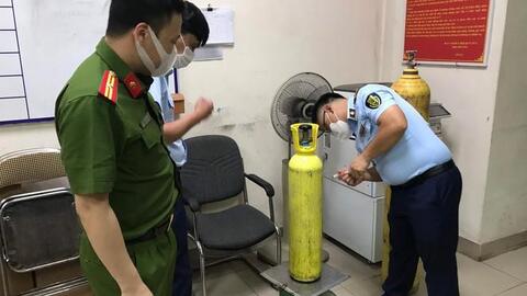 Thu giữ hơn 40 bình “khí cười” phục vụ các “dân chơi” ở quận Hoàn Kiếm