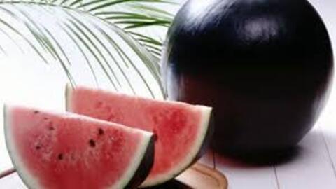 Vẻ ngoài khác lạ của loại dưa hấu đắt nhất thế giới