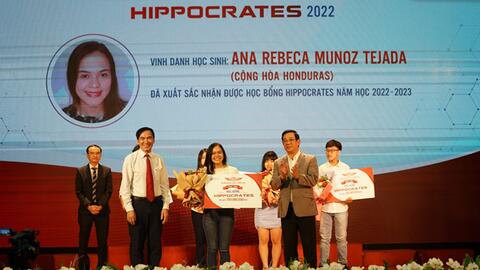 Trường ĐH Hồng Bàng trao học bổng Hippocrates cho sinh viên xuất sắc