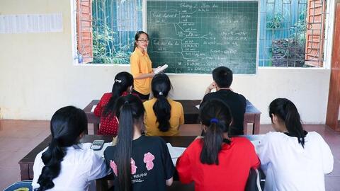 Lớp học miễn phí ở nhà văn hóa: Gieo đam mê cho học sinh nghèo