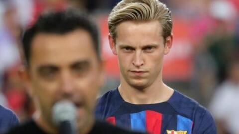 CĐV Barca trở mặt với De Jong