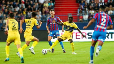 Pau rơi xuống cuối bảng Ligue 2