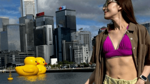 Lý Gia Hân khoe cơ bụng săn chắc ở tuổi 52