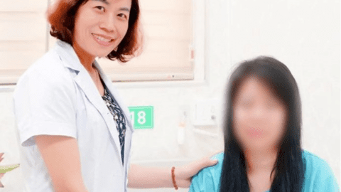 Người phụ nữ có đại tràng bọc lấy tử cung và buồng trứng thành một khối khó tách rời