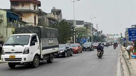 Rào chắn và phân luồng giao thông trên đường Âu Cơ