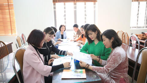 Trao quyền chọn sách giáo khoa cho nhà trường được không?