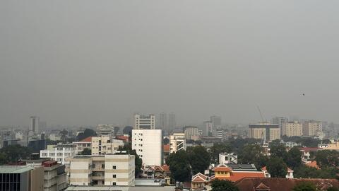 Bầu trời TP HCM mù mịt từ sáng sớm đến trưa