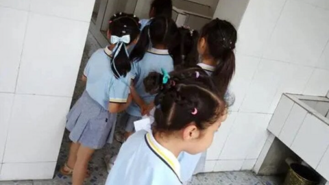 Bị cấm chơi đùa giờ giải lao, học sinh nhiều trường Trung Quốc giải trí ở toilet