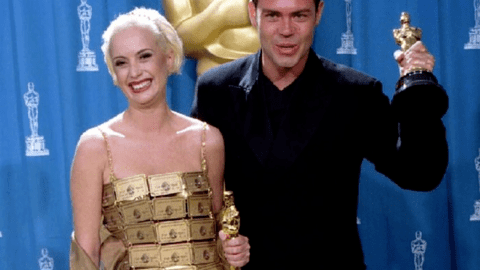 ‘Mục sở thị’ chiếc váy làm từ 254 thẻ tín dụng gây chấn động lễ trao giải Oscar