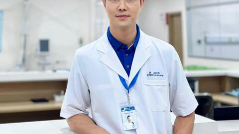 Đức Hiếu – bác sĩ điển trai ‘Chúng ta của 8 năm sau’: ‘Anh Mạnh Trường là tượng đài của vẻ đẹp nam tính’
