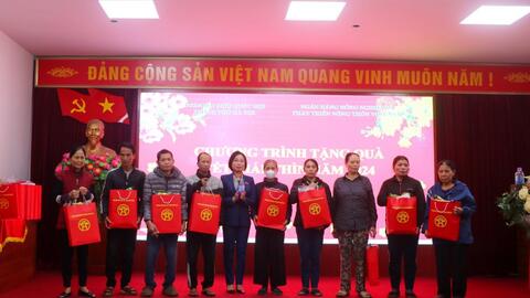 Đoàn Đại biểu Quốc hội Thành phố tặng quà Tết các hộ có hoàn cảnh khó khăn