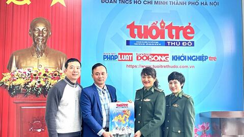 Trao tặng báo Xuân Giáp Thìn 2024 tới Bộ đội Biên phòng