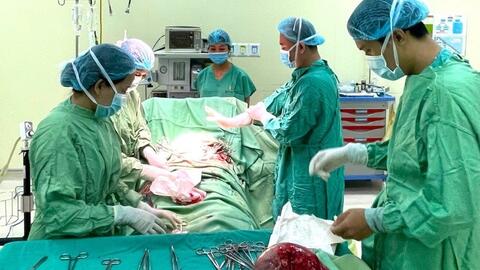 Người phụ nữ 54 tuổi bị băng kinh, ngất xỉu nhiều lần vì khối u xơ tử cung nặng đến 2kg