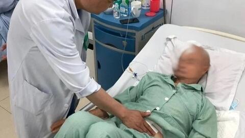 Người đàn ông nguy kịch, tụt huyết áp, hoại tử ruột non nghi do ăn rau và thịt theo cách này