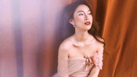 MC "Đường lên đỉnh Olympia" khoe xương quai xanh gợi cảm, khán giả tò mò bí quyết giữ dáng