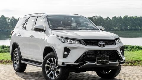 Giá lăn bánh Toyota Fortuner mới nhất đang cực hấp dẫn, Ford Everest và Hyundai Santa Fe lo lắng giành thị phần