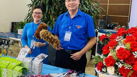 Nón lá, chổi lông gà "hồi sinh" nhờ bàn tay người trẻ