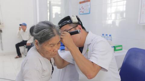 Khám sức khỏe hơn 100 đối tượng chính sách