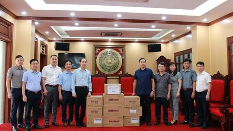 Tặng thuốc chữa bệnh thiết yếu cho người dân vùng lũ huyện Chương Mỹ