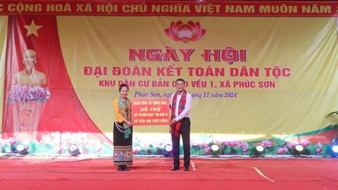 Trưởng ban Tổ chức Trung ương Lê Minh Hưng trao quà đại đoàn kết tại Nghệ An