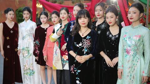 NSND Lan Hương, Ngọc Huyền đọ sắc với trang phục thêu hoa tinh xảo