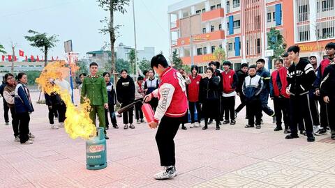 Một ngày làm lính cứu hoả của học sinh trường THCS Ngọc Hồi