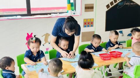 Quan tâm, tặng quà nhân viên nuôi dưỡng tại trường mầm non dịp Tết
