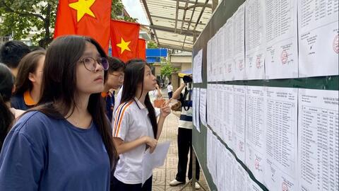 Phụ huynh Hà Nội sốt ruột chờ điểm thi lớp 10