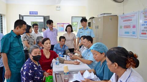 Phường Tùng Thiện: Khám, cấp thuốc miễn phí cho đối tượng chính sách