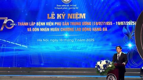 Bệnh viện Phụ sản Trung ương đón nhận Huân chương Lao động hạng Ba
