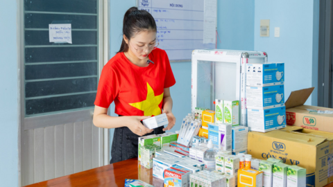 Hoa hậu Kiều Duy trao tặng tủ thuốc cho các em nhỏ có hoàn cảnh khó khăn