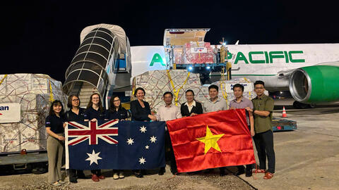 Tiếp nhận hàng viện trợ quốc tế khẩn cấp của Australia cho người dân Bắc Ninh