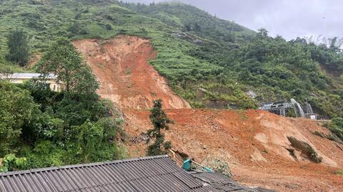 Cấm đường tại các vị trí nguy hiểm do bão số 12 và mưa lũ