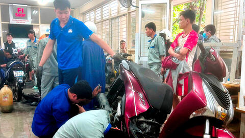 Ấm lòng các điểm sửa xe miễn phí căng mình giúp đỡ người dân vùng lũ Huế