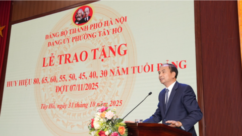 Tây Hồ: Trao Huy hiệu Đảng tặng 129 đảng viên