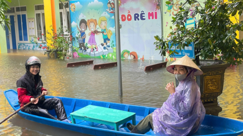 Không đợi nước rút, thầy cô Hà Tĩnh chèo thuyền đi dọn trường lớp