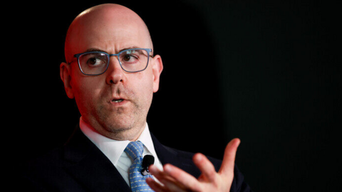 Thống đốc Fed kêu gọi giảm lãi suất 50 bps vào tháng 12