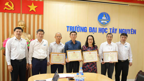 Bộ GD&ĐT tặng Bằng khen cho 9 cán bộ, giảng viên Trường Đại học Tây Nguyên