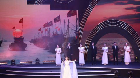 Sân khấu hiện đại – cảm xúc truyền thống: Dấu ấn chương trình nghệ thuật “Thiêng liêng biển đảo Việt Nam”