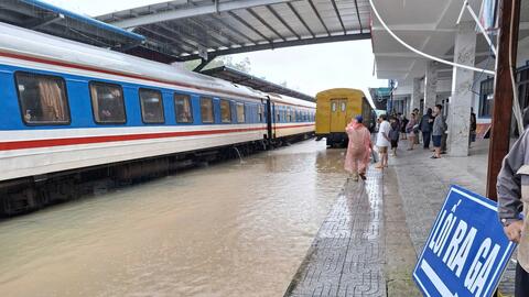 Rút ngắn hành trình nhiều chuyến tàu Bắc – Nam do mưa ngập