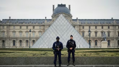 Thêm 4 nghi phạm bị bắt trong vụ trộm trang sức tại Bảo tàng Louvre (Pháp)