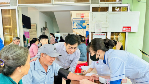 Khánh Hòa: Ấm tình thầy thuốc nơi vùng “rốn lũ”