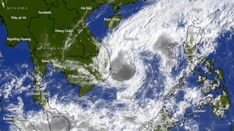 Bão số 15 vẫn giật cấp 13, thêm áp thấp nhiệt đới tiến vào Biển Đông