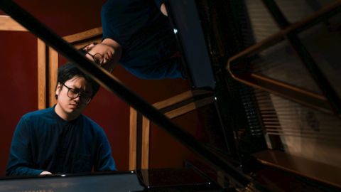 Hai nghệ sĩ piano Armen Babakhanian và Lưu Đức Anh kết hợp biểu diễn trong chương trình “Rezonans”