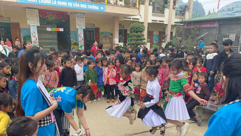 Hành trình từ 'mái lá' dân nuôi đến trường học hạnh phúc